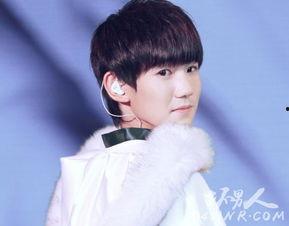 小鲜肉整容前照片,从青涩少年到明星蜕变之路