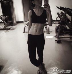 腹肌女生照片